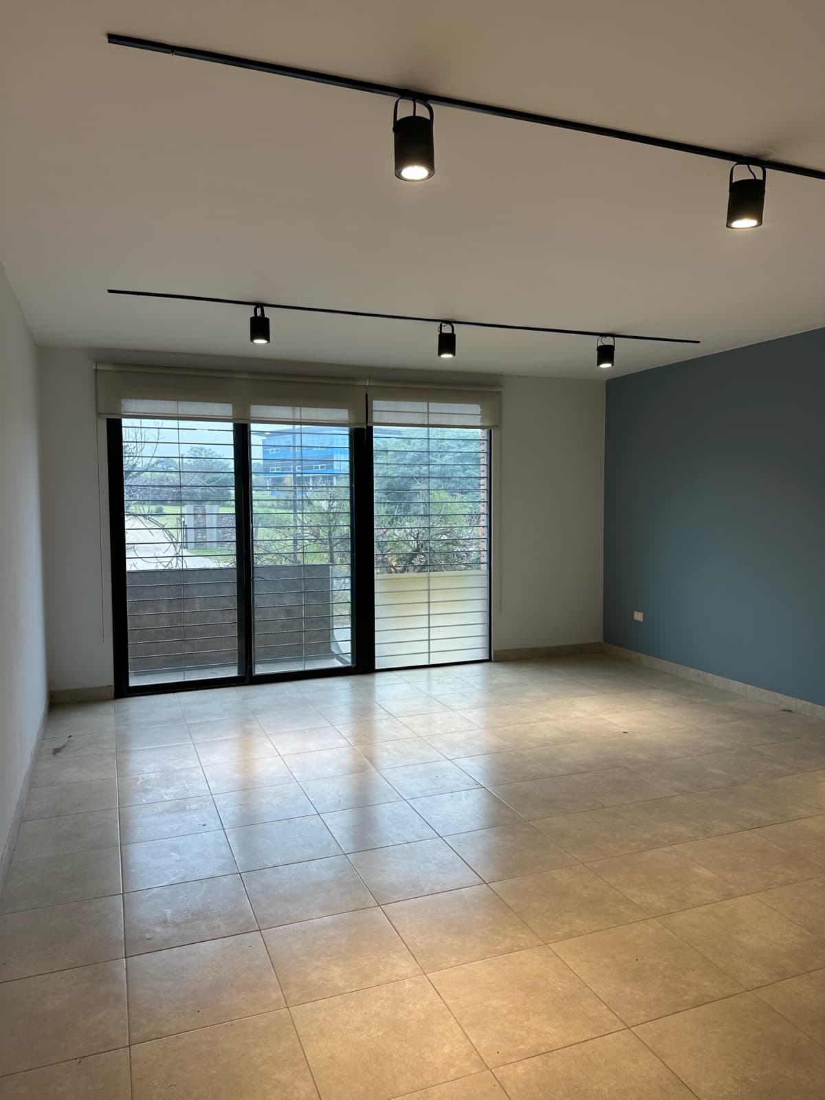 MONO EN ALQUILER - Av. Peron 2500 - 1