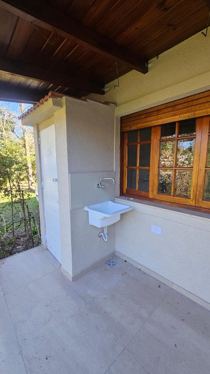 Casa con jardín y pileta en Funes - 1