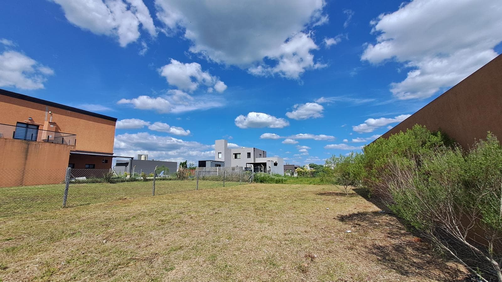 Venta Lote 301m2 Todos los servicios Lomadas de Capilla, Exaltacion de la Cruz - 1