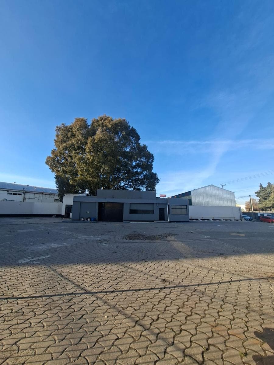Predio comercial con terreno y oficinas - 1