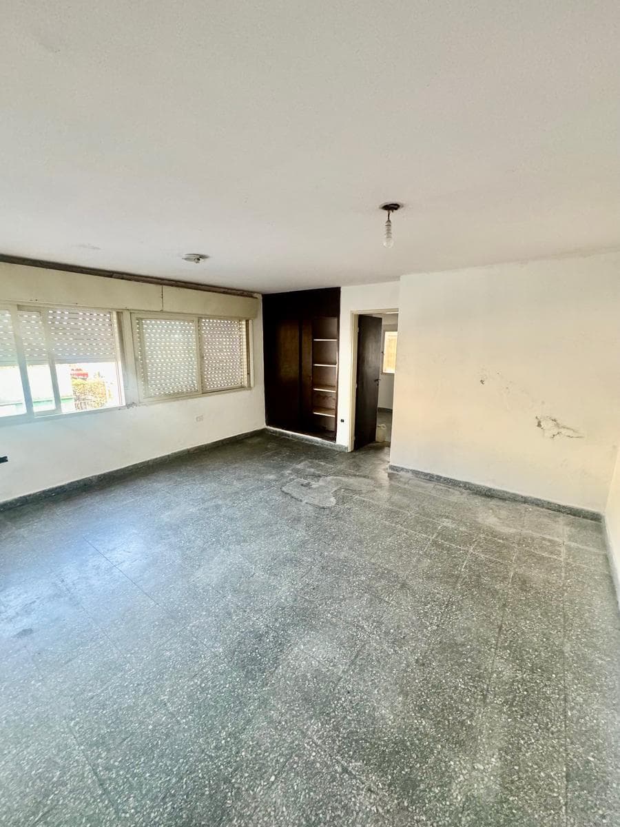 Departamento en primero piso, con dos habitaciones, cocina comedor, baño.- - 1