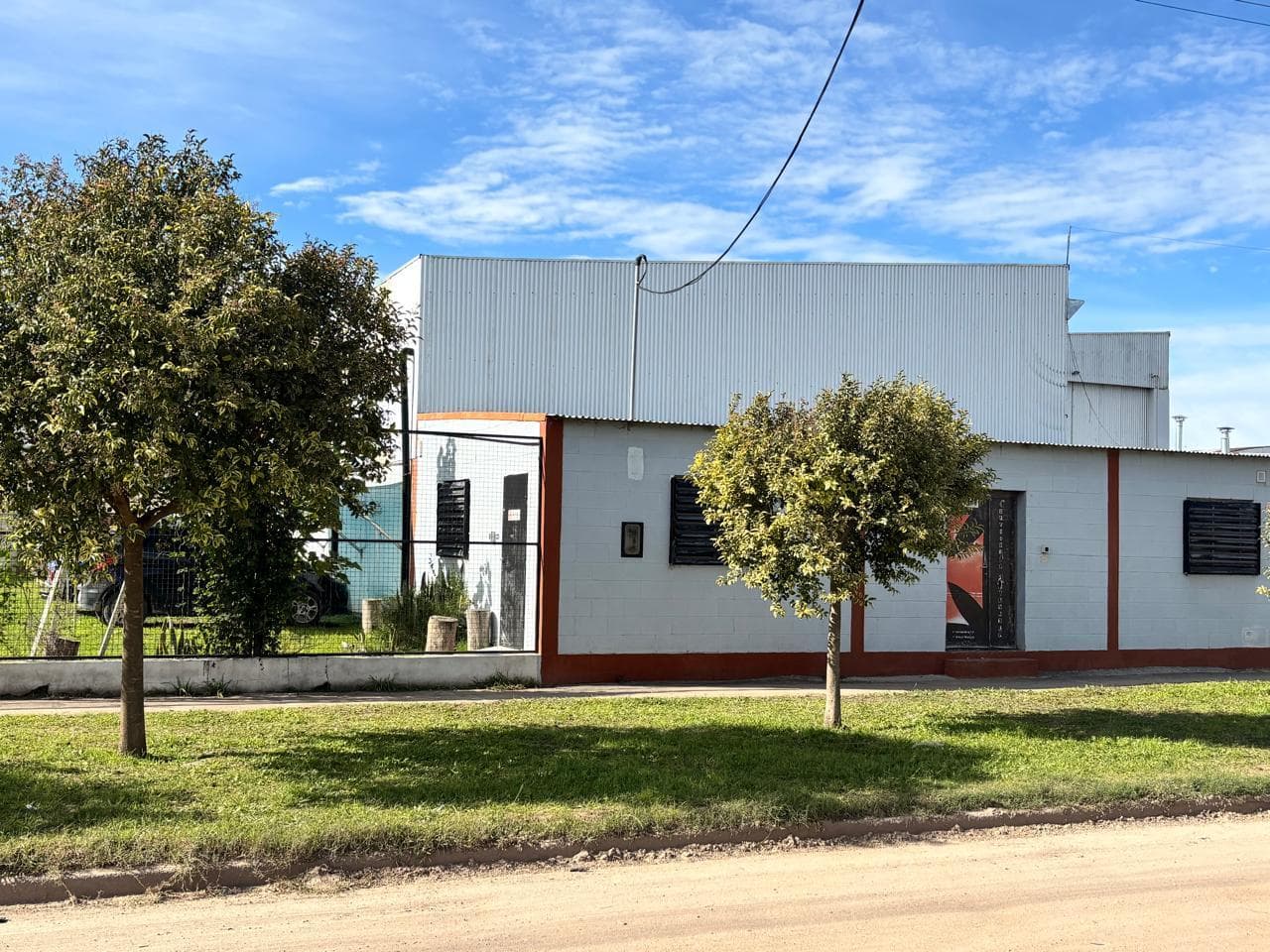 Galpón industrial en Villa María, sobre amplio terreno de 898 m² - 1