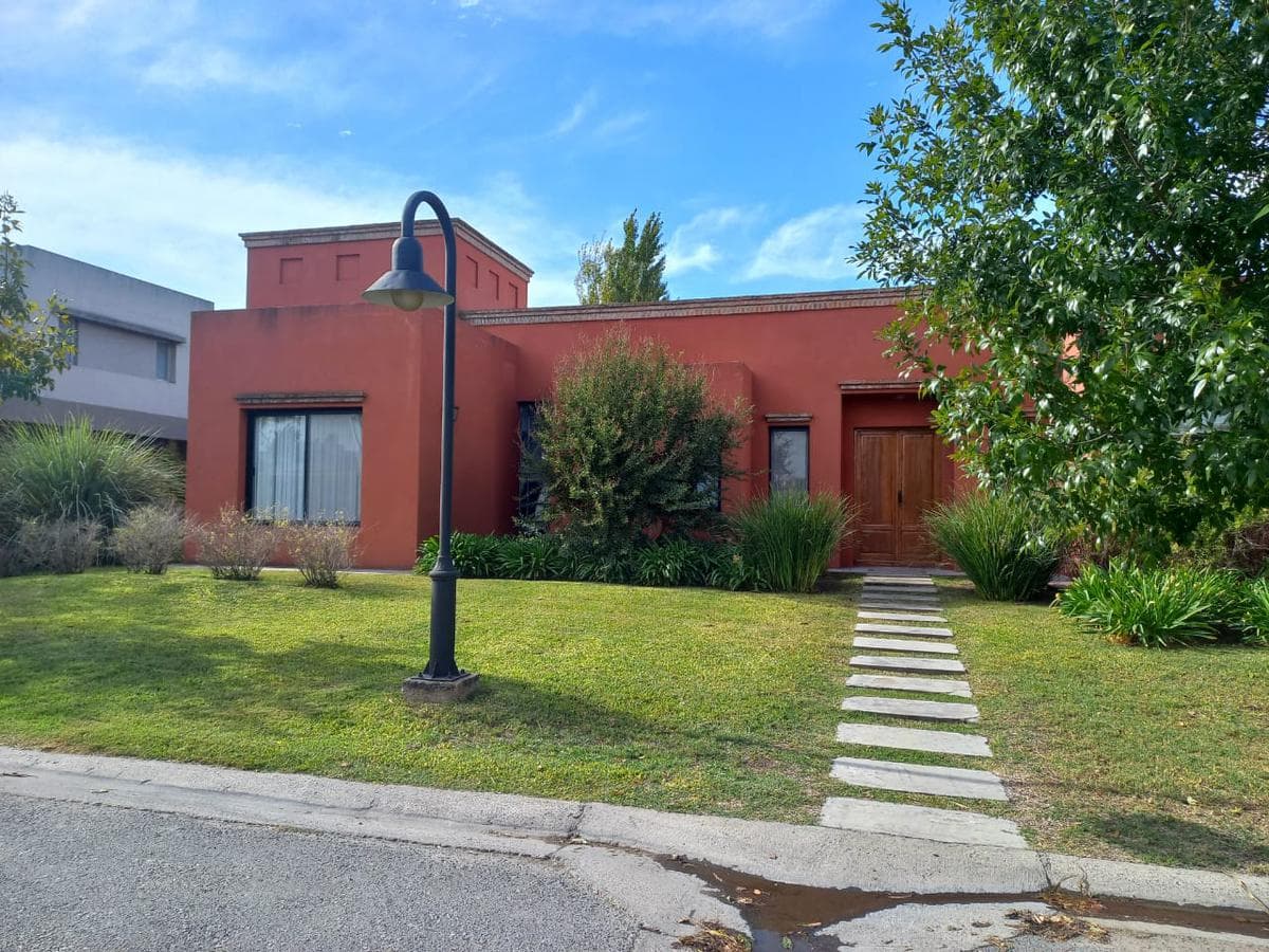 Casa en alquiler de verano 1ra quincena de enero Barrio Cerrado en Bella Vista - 1