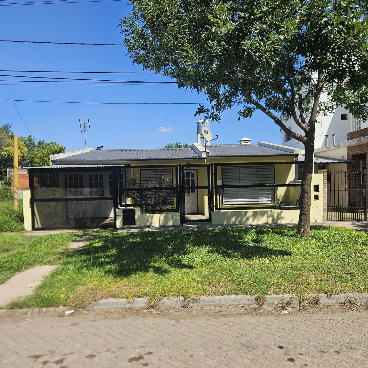 Casa en Chaco al 300; Grad. Baigorria, moderna casa con jardin cochera, excelente estado - 1