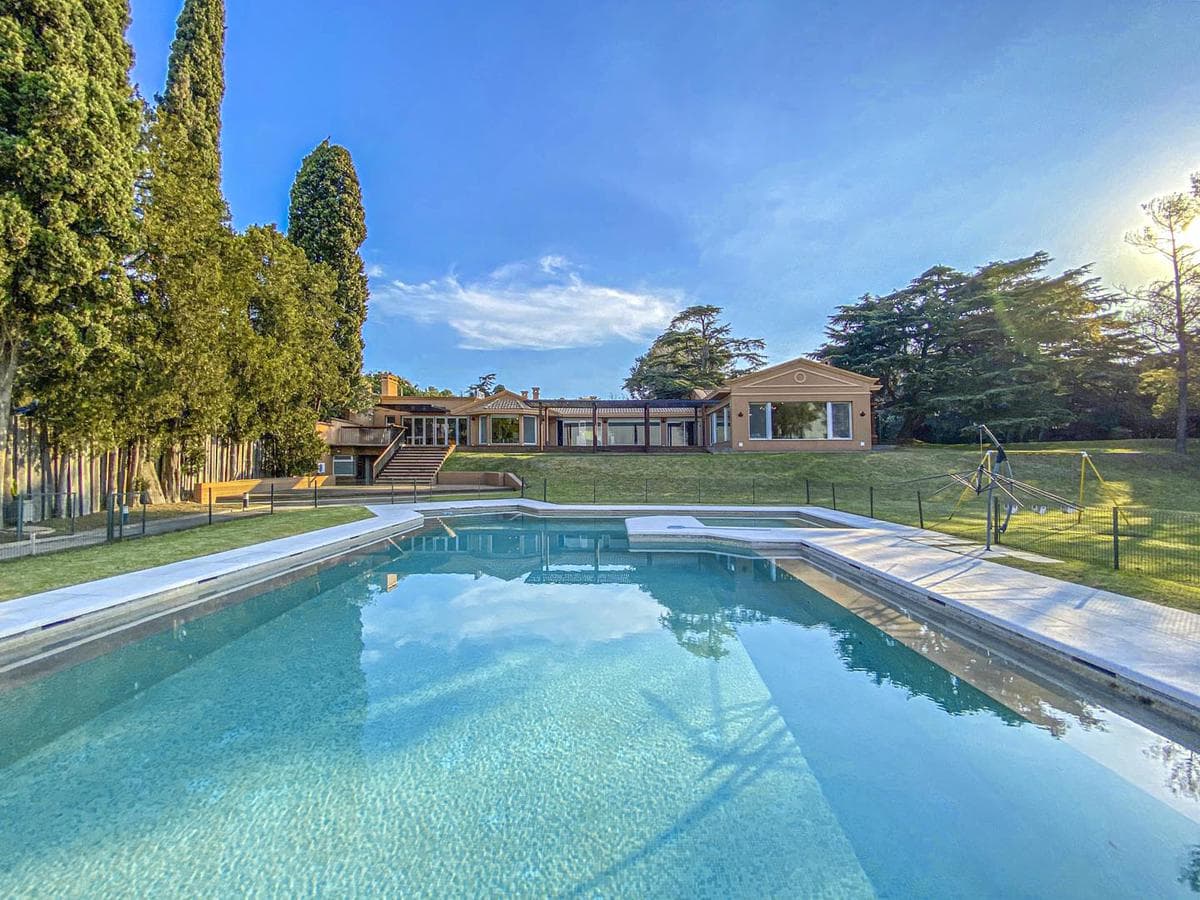 Mega casa de 5 dormitorios con 1.000m² sobre la barranca del río y vista al rio - 1