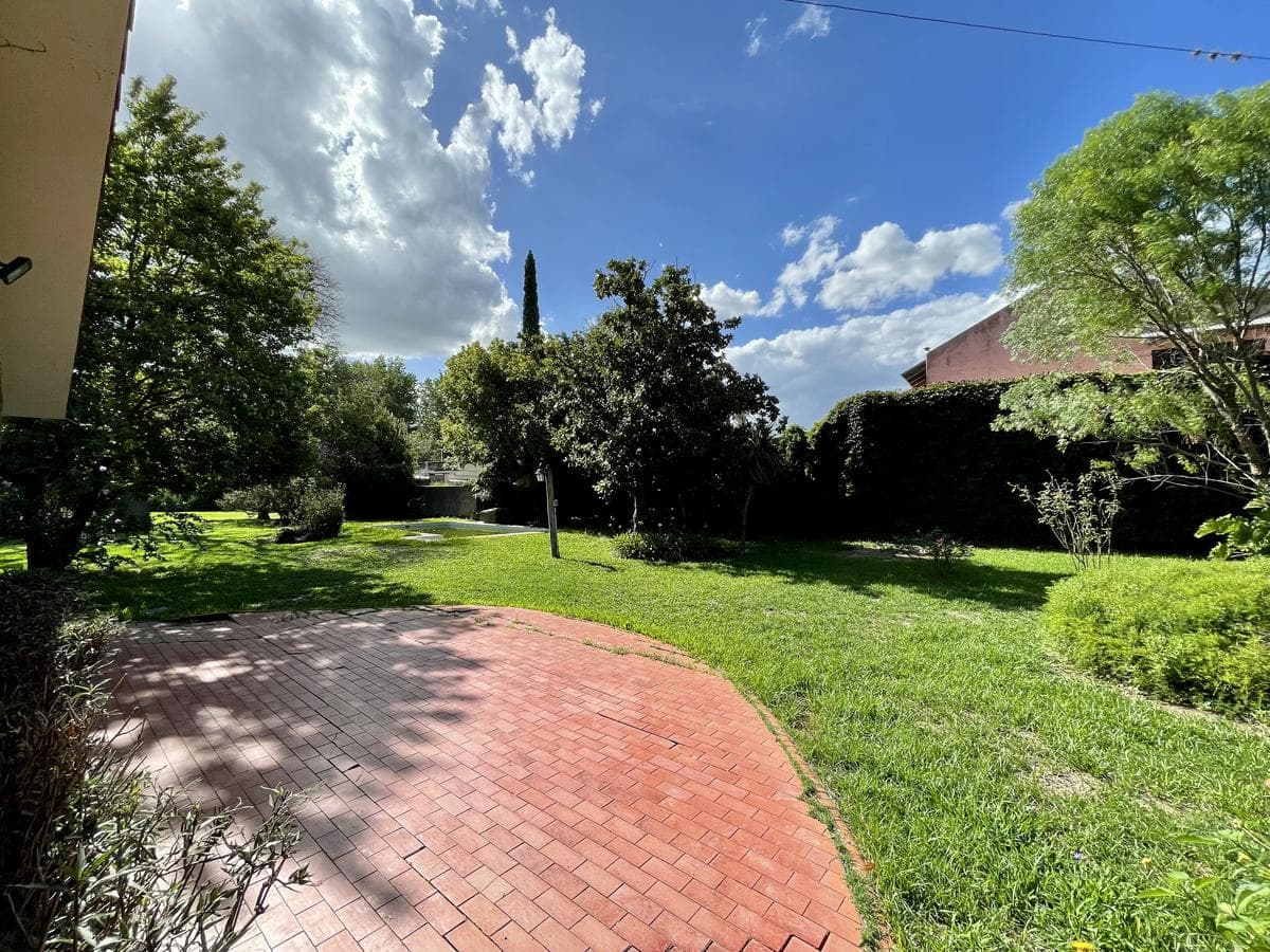 CASA EN ALQUILER CON JARDIN Y PILETA FISHERTON - 1