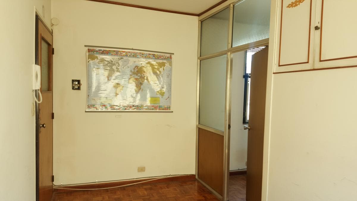VENTA OFICINA LUMINOSA PISO ALTO - SAN NICOLÁS - LISTA PARA USAR - COLEGIO CIENCIAS ECONOMICAS - 1