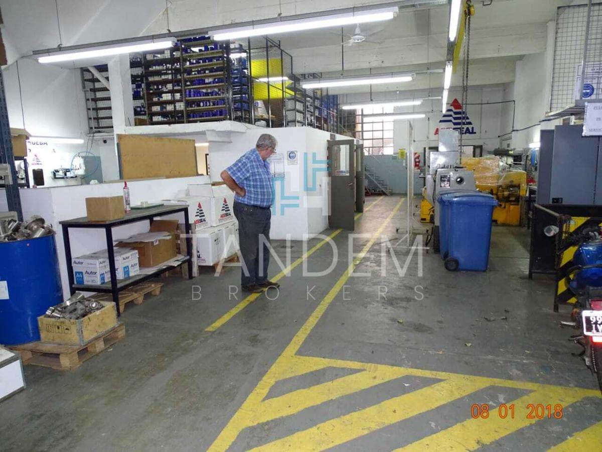 Muy buen galpón con oficinas en dos plantas a metros de Av. Mitre y de Panamericana - 1