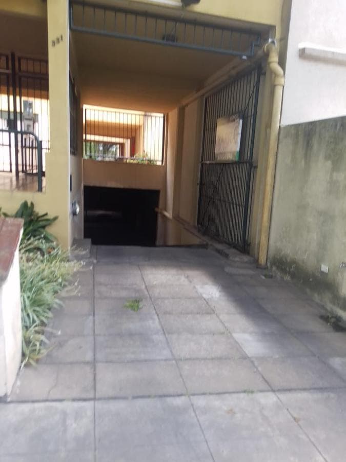 Cochera cubierta en muy buena ubicación - Martinez - 1