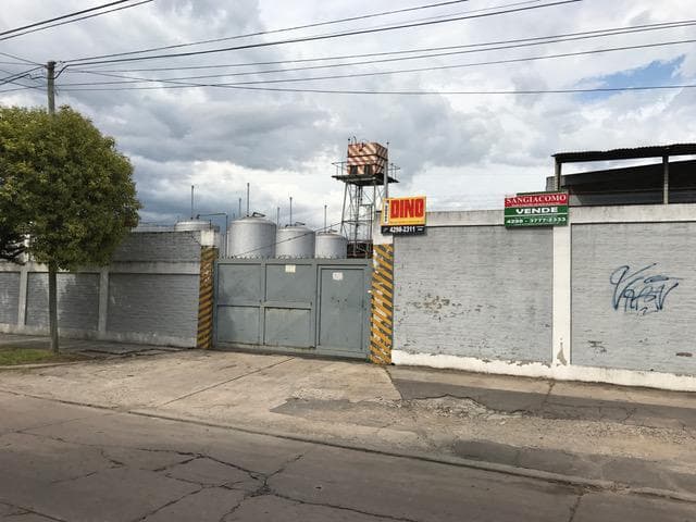 DEPÓSITO SAN MARTIN Y RIVADAVIA A 1 CUADRA DE YRIGOYEN. 1743m2 TOTALES 640m2cub - 1