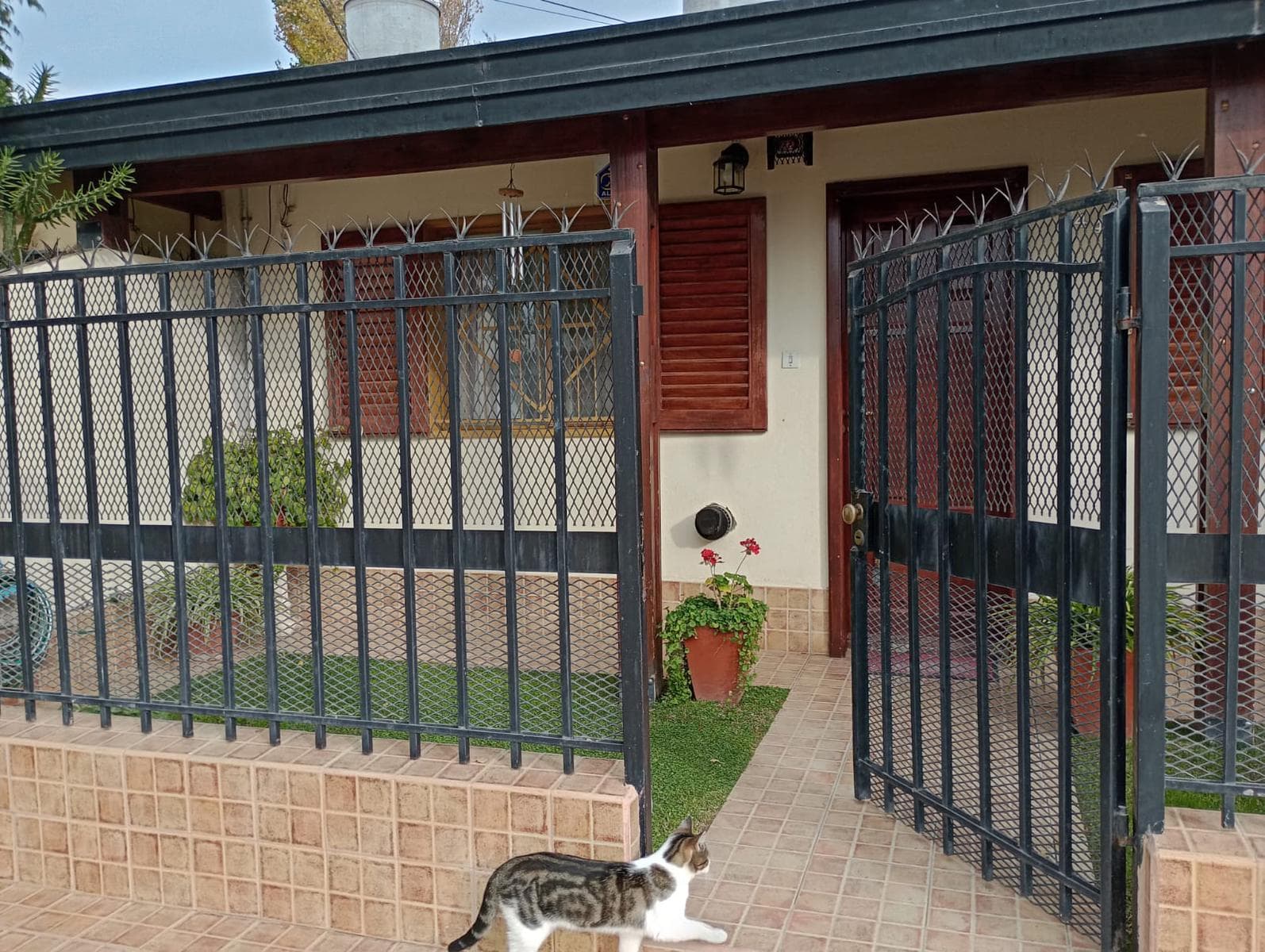 Casa en venta - 3 Dormitorios 1 Baño - Cochera - Villa Regina, Río Negro - 1