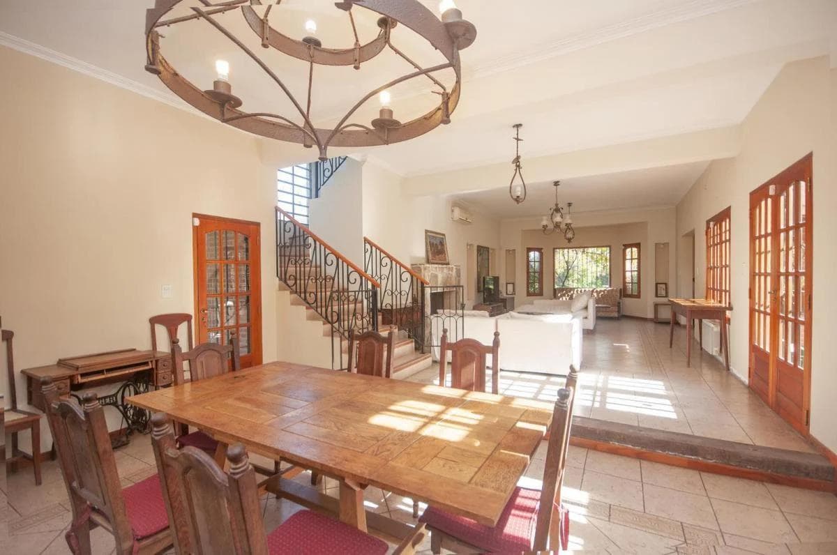 Casa en venta - 4 Dormitorios 5 Baños - Cocheras - 3.046Mts2 - City bell - 1