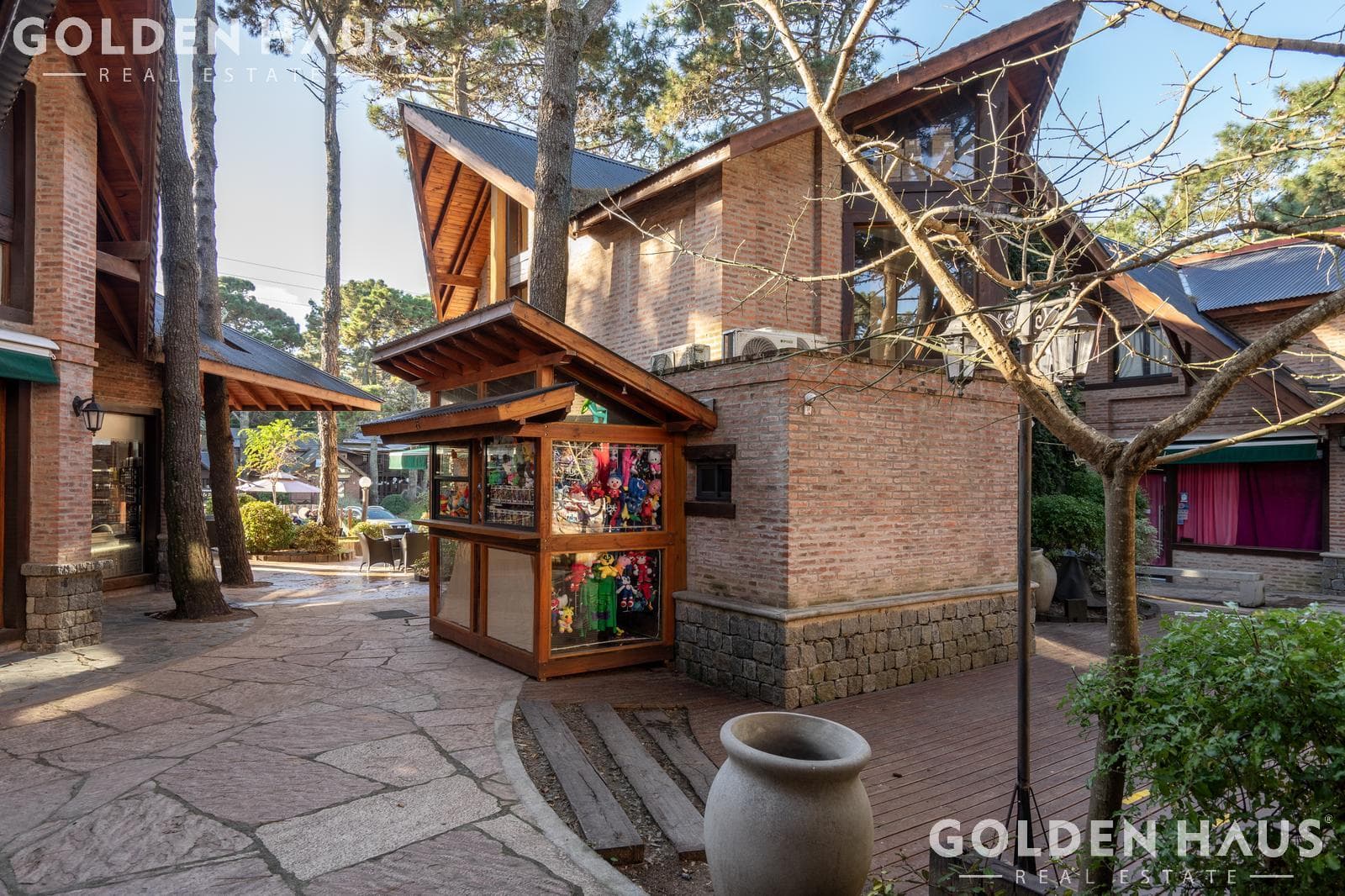 Tienda Gazebo en Avenida 2 y Las Camelias, Costa del Este - 1