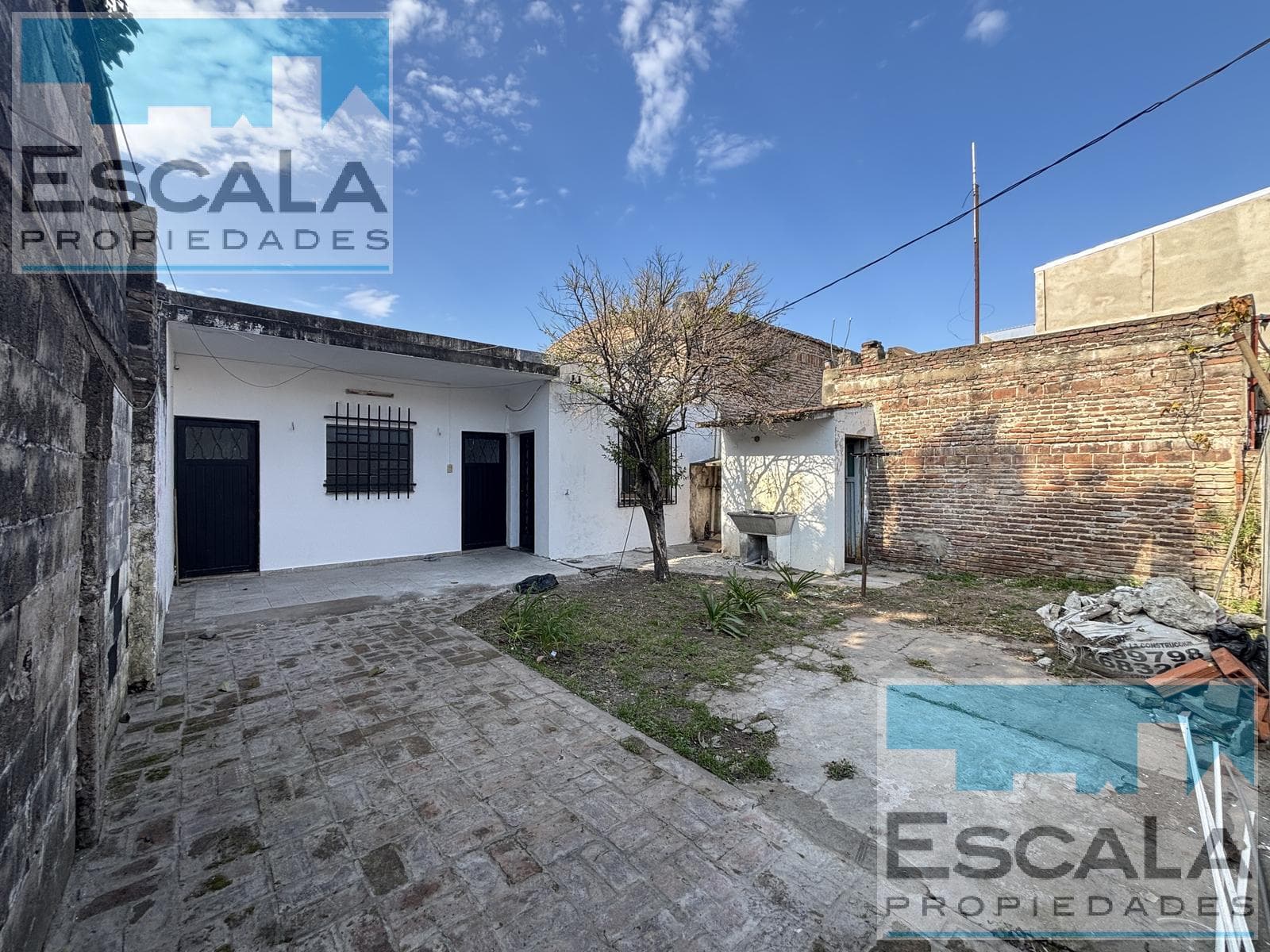 CASA DE PASILLO CON DOS DORM, PATIO, JARDIN EN ALQUILER - 1