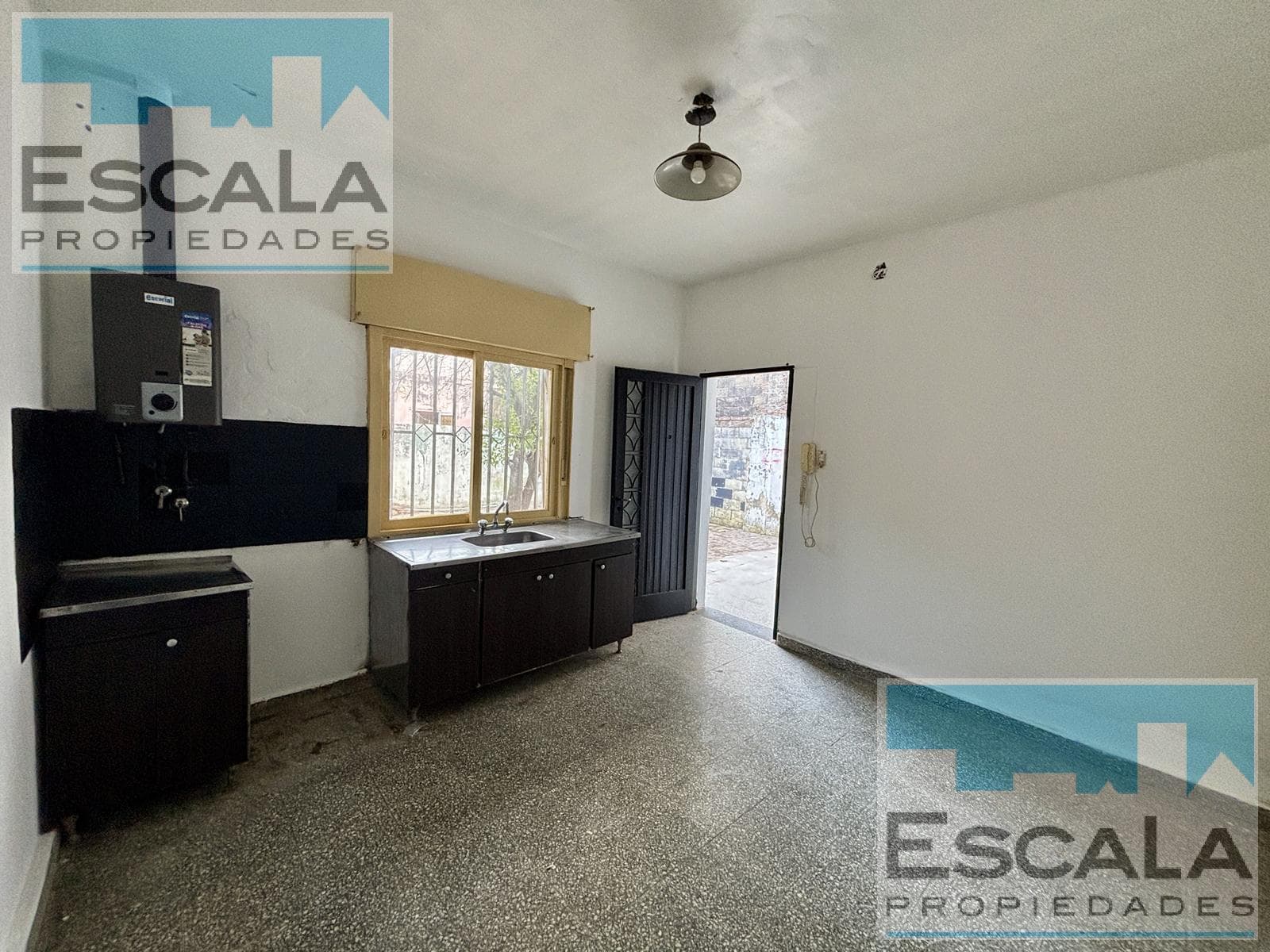 CASA DE PASILLO CON DOS DORM, PATIO, JARDIN EN ALQUILER - 2