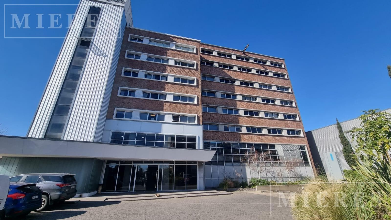 Oficina de 100 m2 en Centro Empresarial Uruguay Norte en Venta - 1