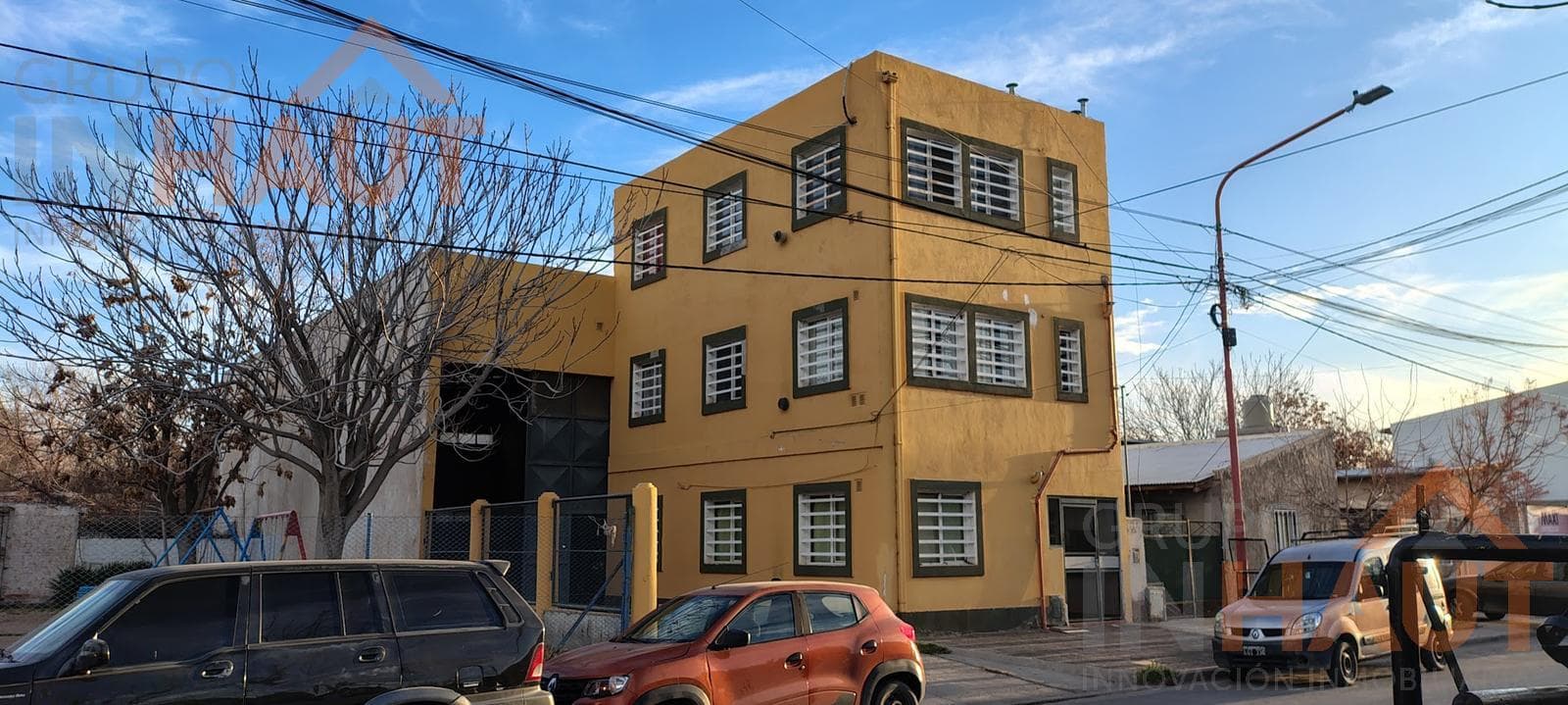 Venta de Galpón 200 M2 + 3 Dptos de 50 M2 - 1