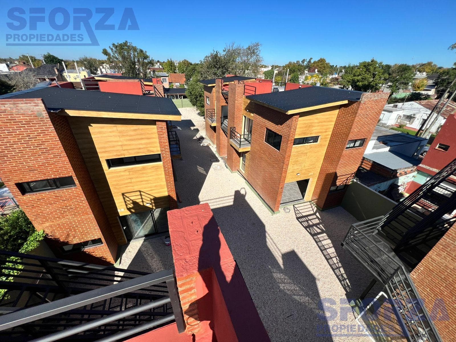 Alquiler de dos ambientes con terraza y espacio vehicular en complejo en Bella Vista - 1