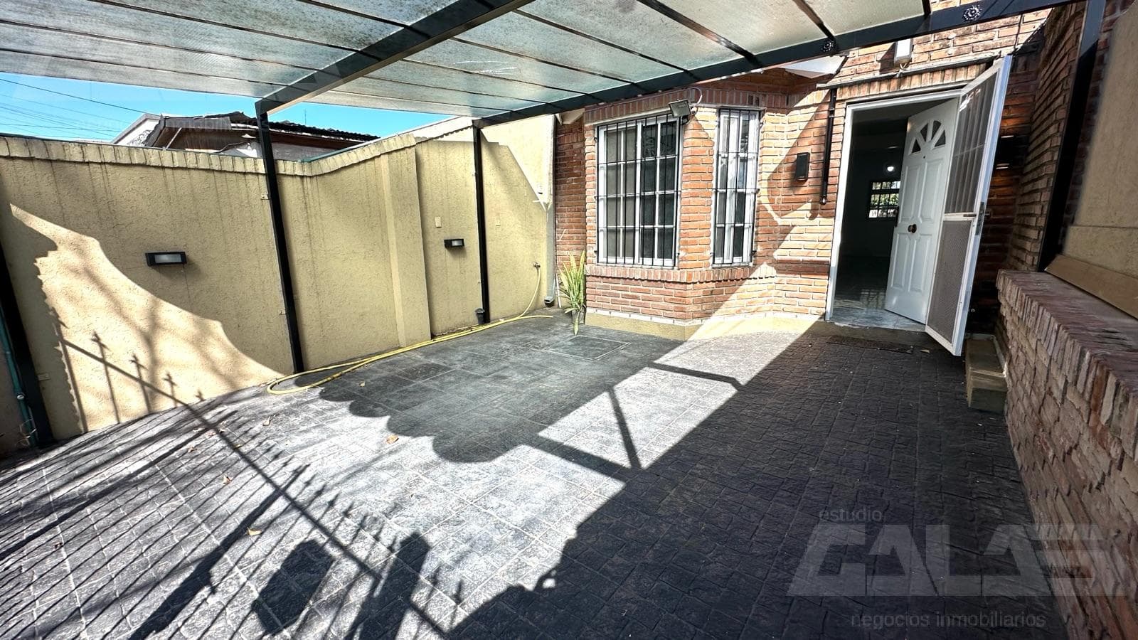 Dúplex de 4 ambientes en barrio residencial de Ituzaingó, listo para mudarse - 2