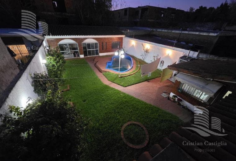 Casa Con Pileta y Quincho en Venta en San Fernando - 1