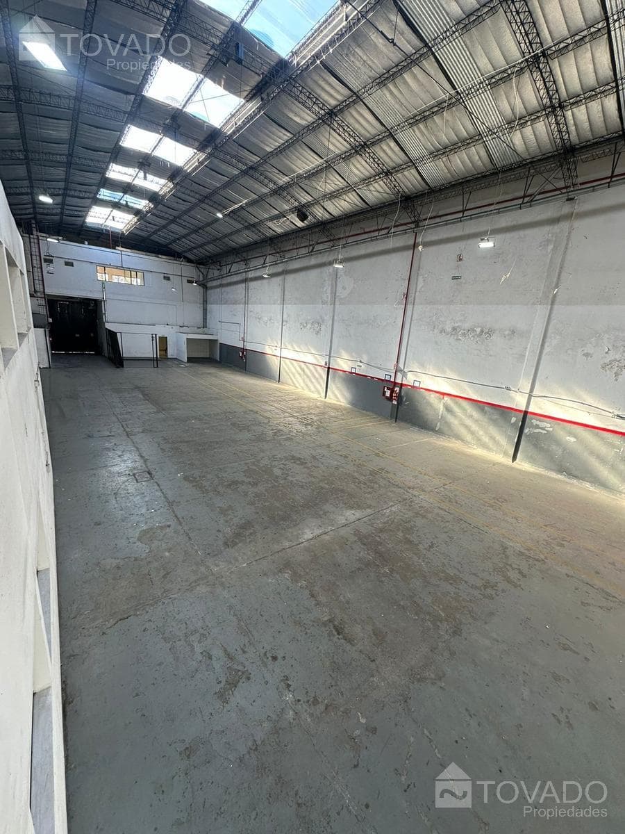 Galpón de 1280m2 en Chacarita! Oficinas y Cocheras! - 1
