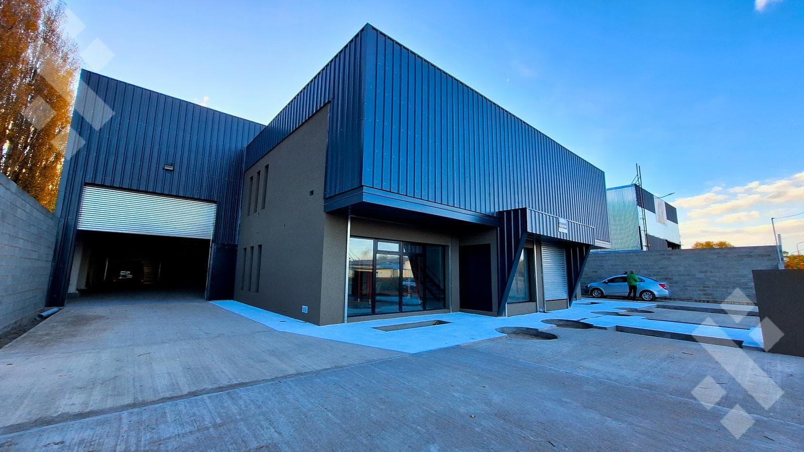 ALQUILA: NAVES INDUSTRIALES + SALON COMERCIAL C/OFICINAS- - 1