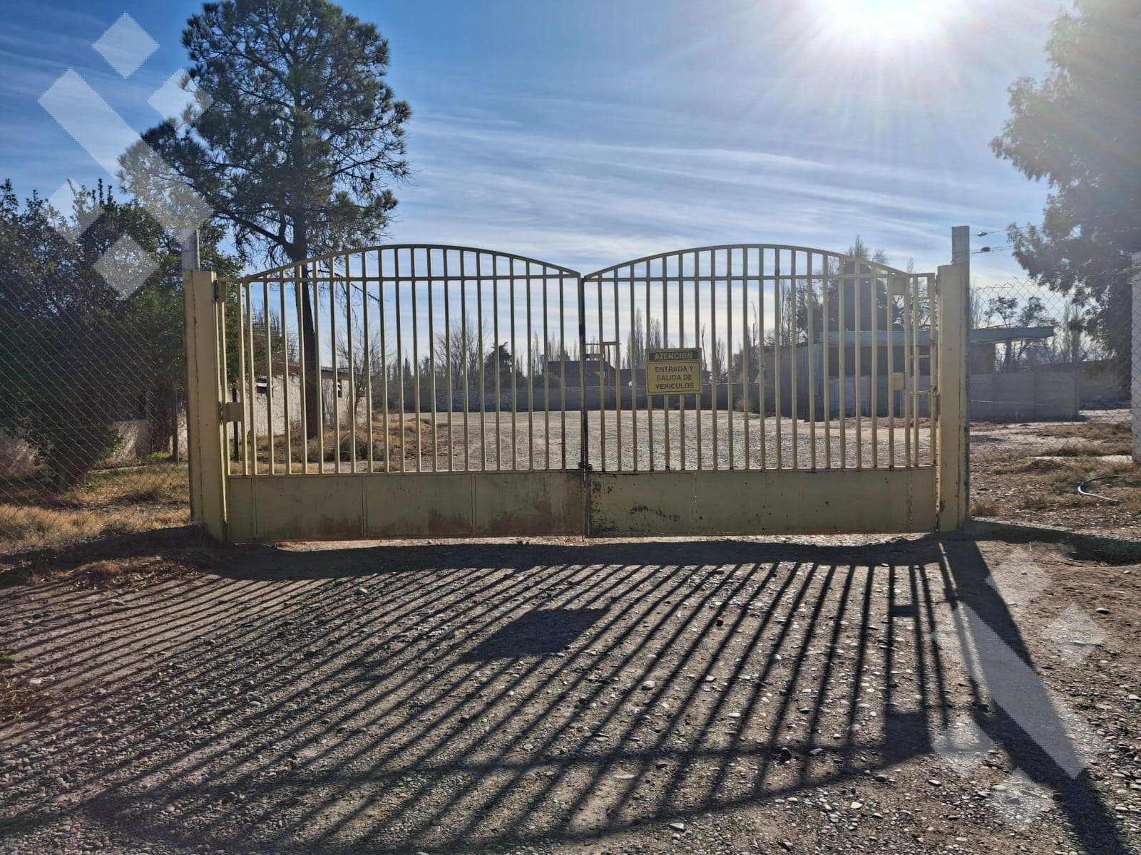 En Venta, Predio de 33000m², Galpón y Casa, Neuquén. - 1