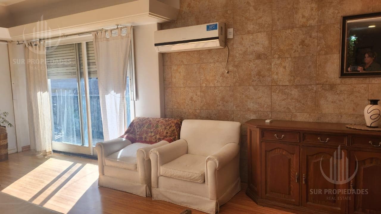 Departamento con balcón al frente Miramar Zona 1 - 1