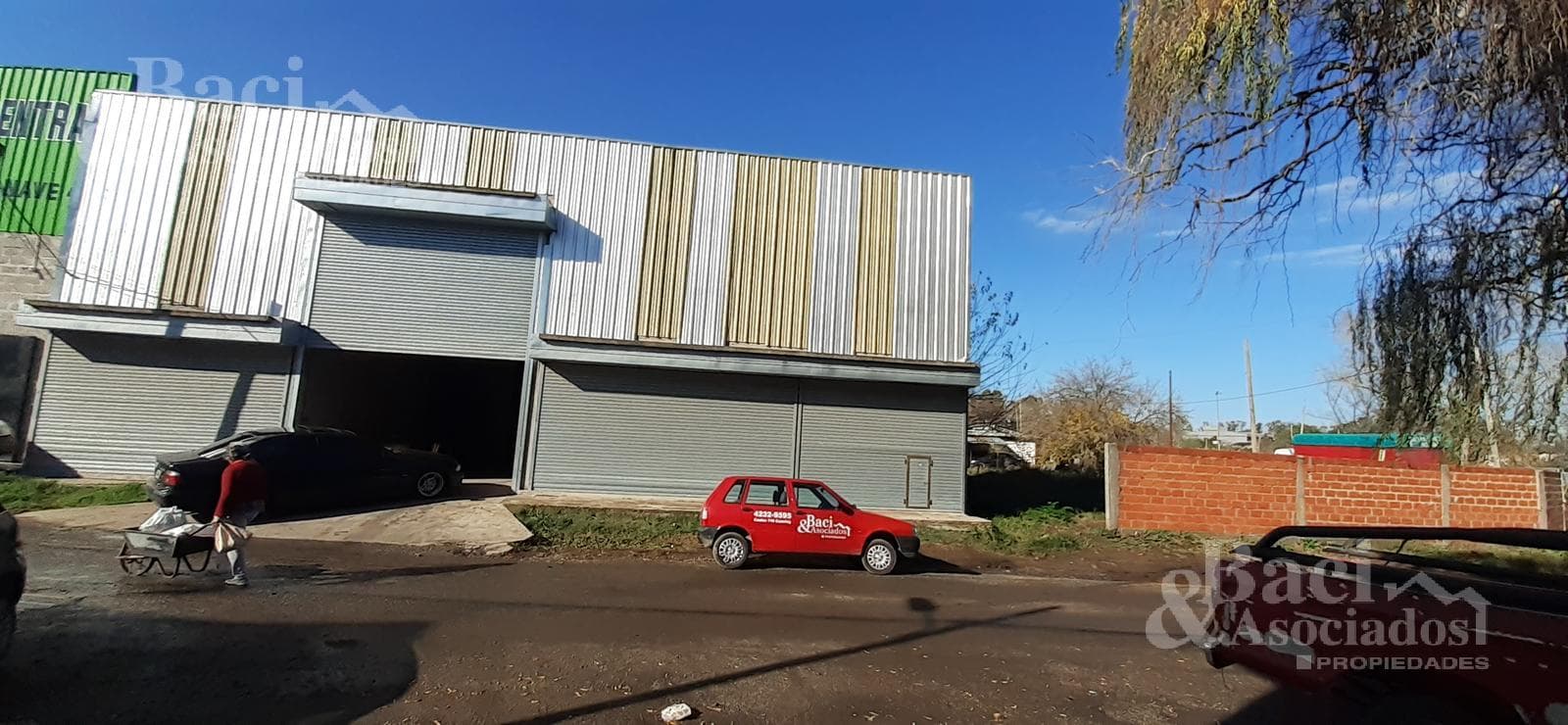 Excelente Galpón con lote lindero - 1