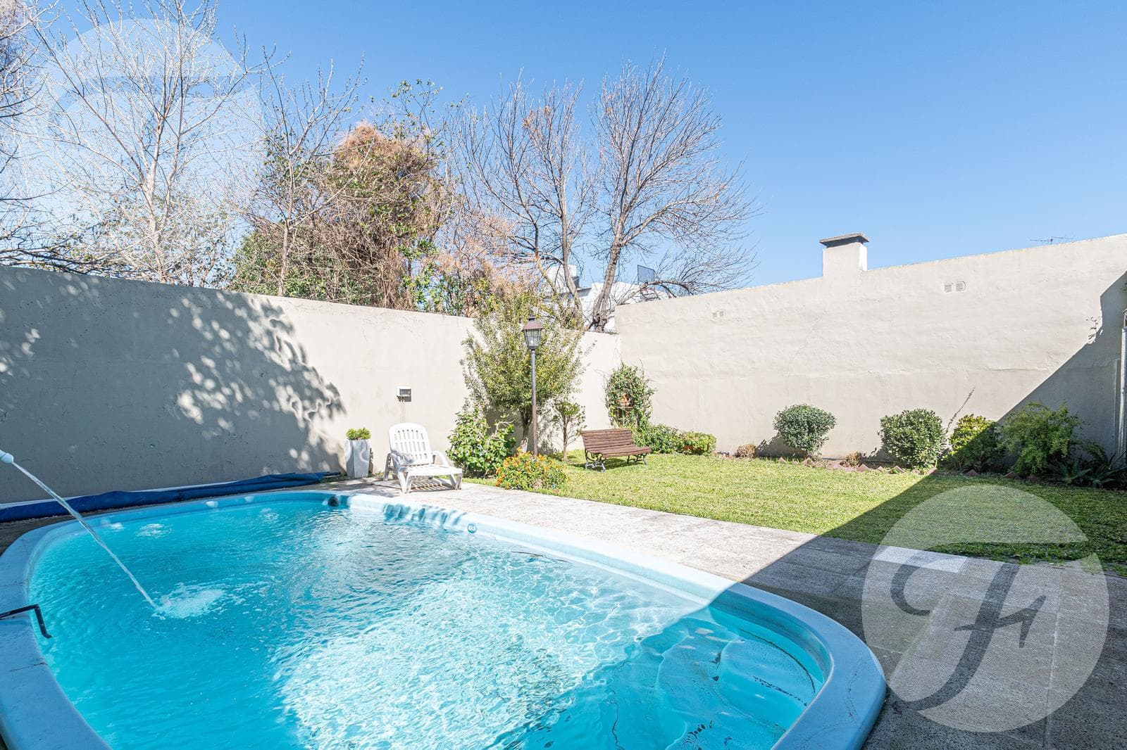 Casa en venta en San Pedro – estilo racionalista, 3 dormitorios, quincho, piscina y jardín céntrico - 1
