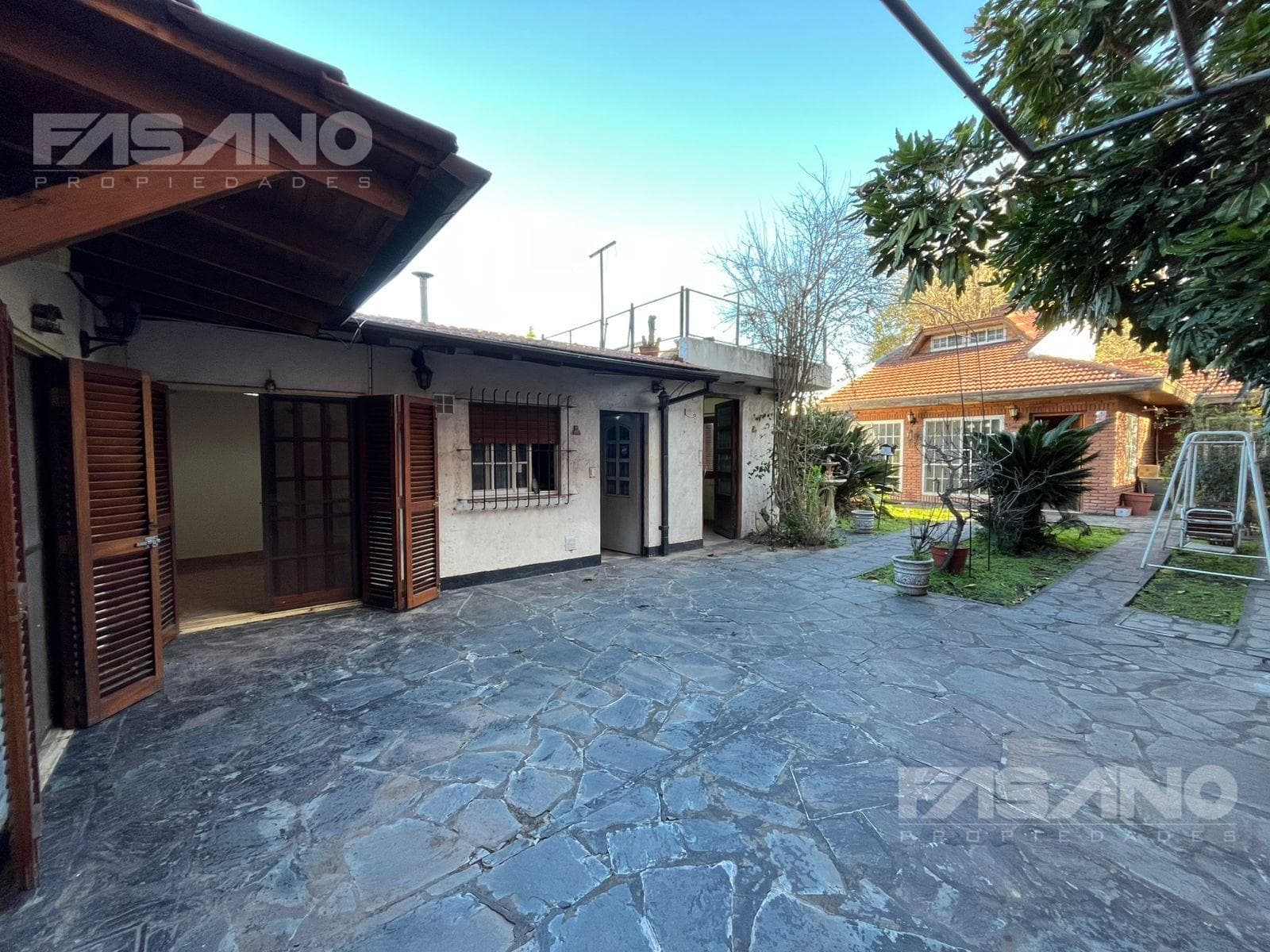 CASA CON QUINCHO EN VENTA EN LOTE PROPIO - VILLA ADELINA - 1