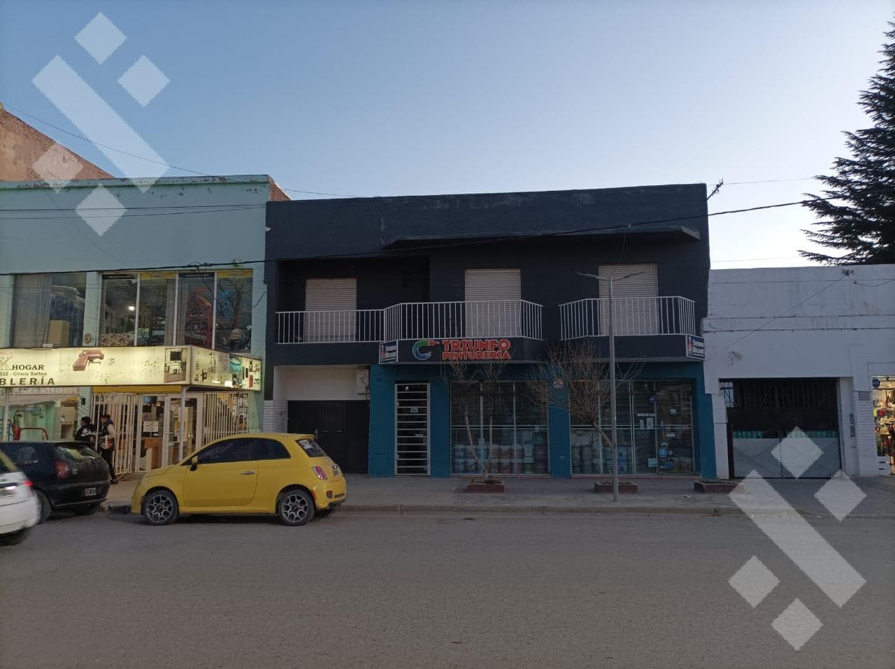 Venta Casa con Dpto 2 Locales Comerciales - Pleno Centro de Cinco Saltos - 1