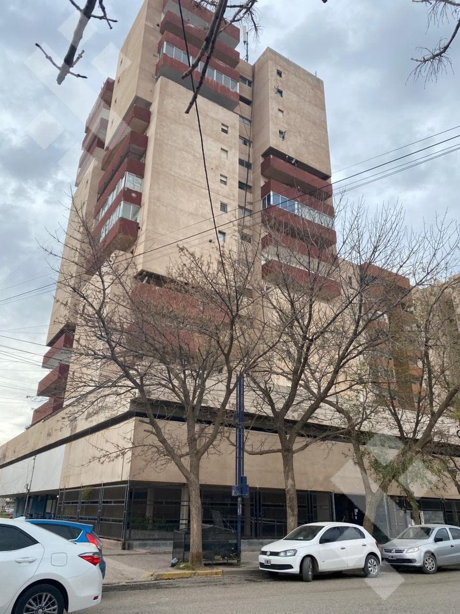 Venta Cochera en Edificio - Pleno Centro de Cinco Saltos - 1
