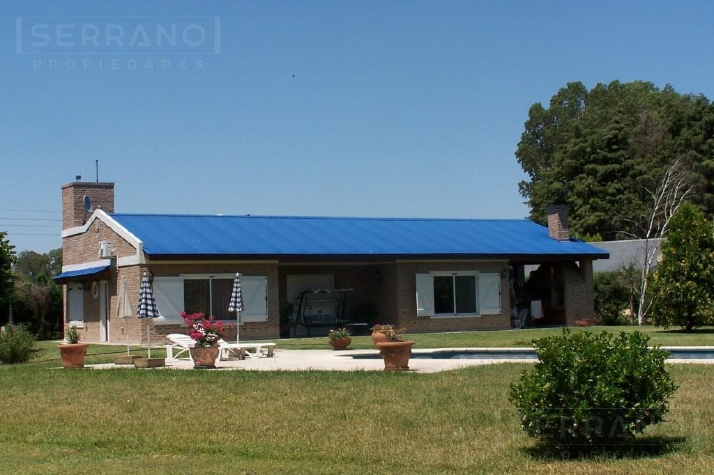 Venta Casa tres ambientes, sobre lote de 2900 m2, pileta, Parque Sakura, Exaltación de la Cruz - 1