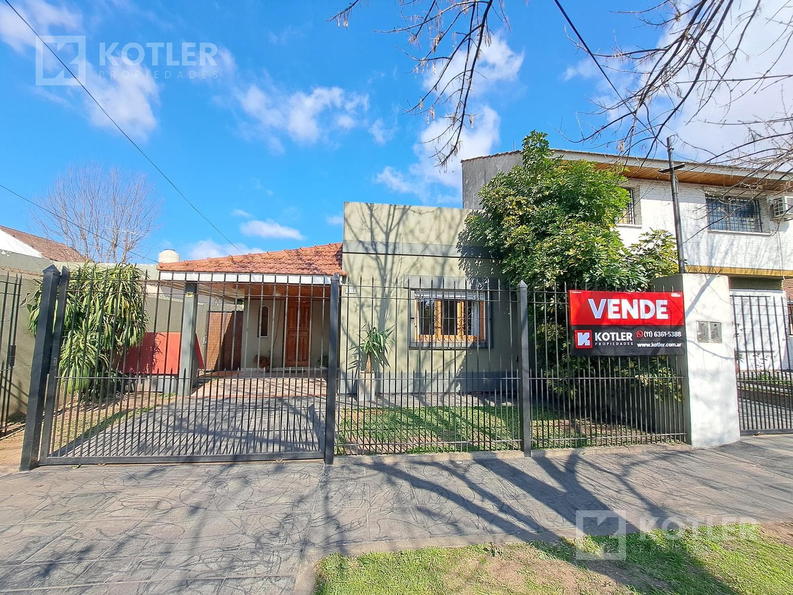 Hermosa Casa en José Mármol con 2 dormitorios con quincho y pileta - 1