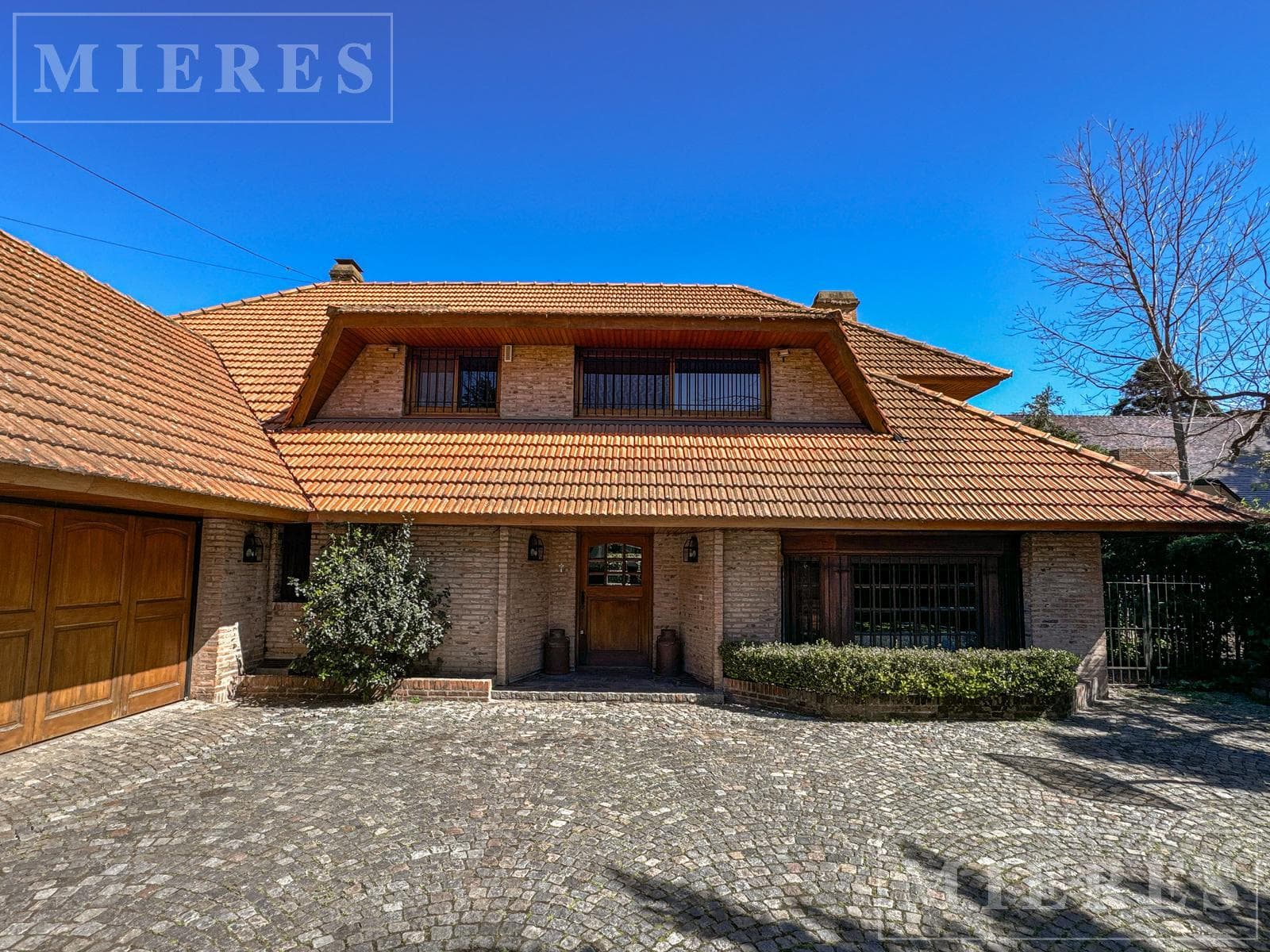 Casa en venta de estilo clásico en La Horqueta. - 1