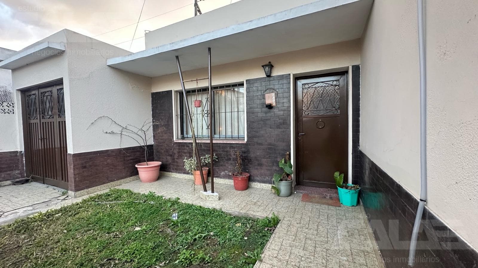 PH tipo Casa- en una sola planta - dos dormitorios - cochera- patio - Ituzaingó Norte - 1