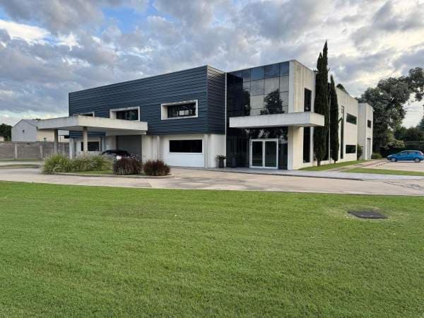 HERMOSO LOCAL COMERCIAL EN VENTA UBICADO EN RUTA 9 ESCOBAR - 1