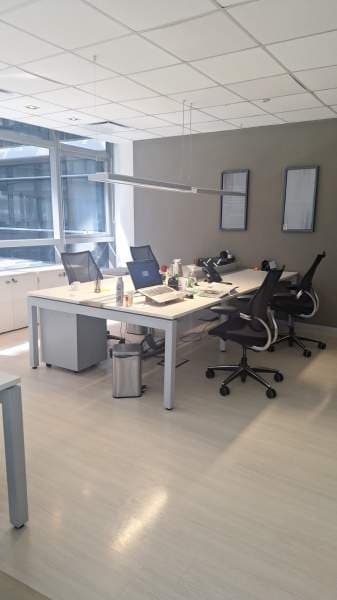 Excelentes oficinas premium con mobiliario + dos puestos de estacionamiento. - 1