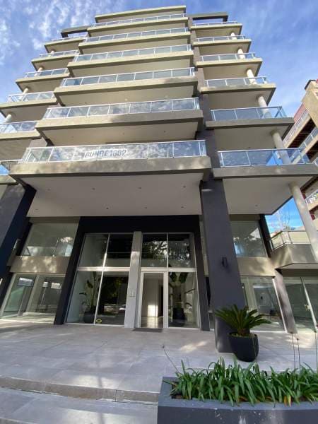 En Pinamar | Local a estrenar sobre Av. Bunge - - 1